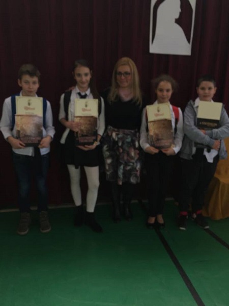 A gyerekek és felkészítő tanáruk.